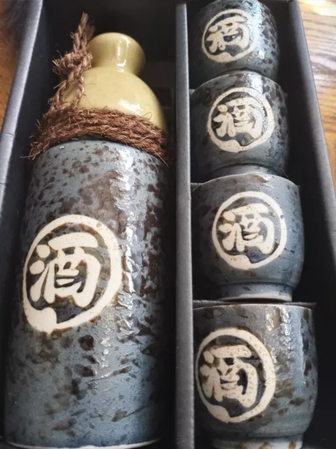 Sake Jar and Cup Set With Design In Gift Box