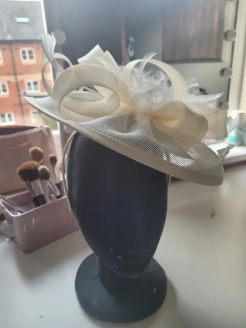 Large Cream Fascinator New Boxed perfect For weddings Races and Special occasion