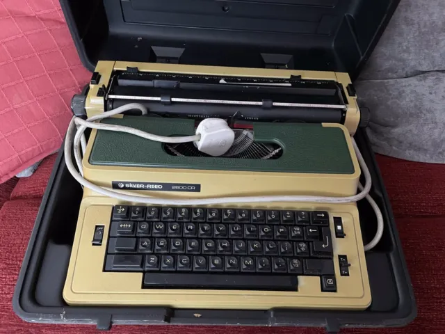 Vintage Silver-Reed 2600 CR Electronic Typewriter with Hard Case