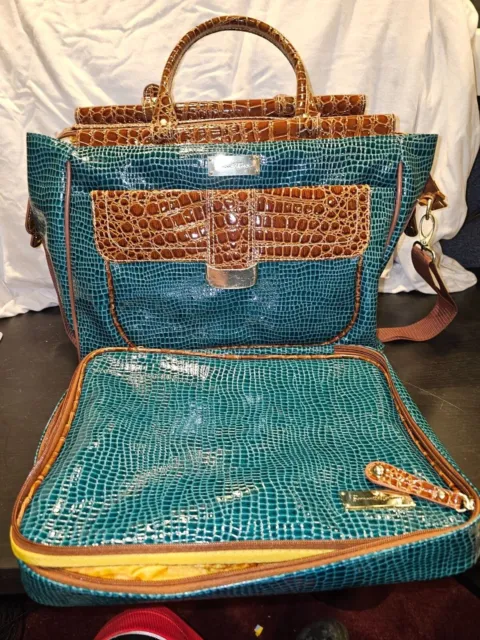 Samantha brown l turquoise croc style travel set in excellent shape