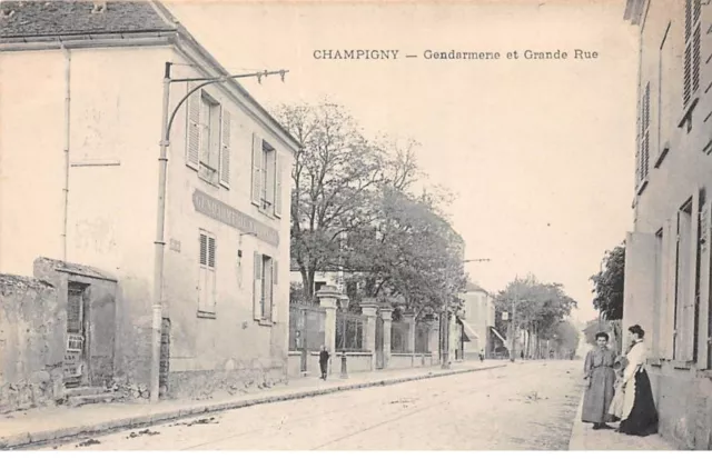 94.AM19256.Champigny sur Marne.Gendarme et Grande Rue