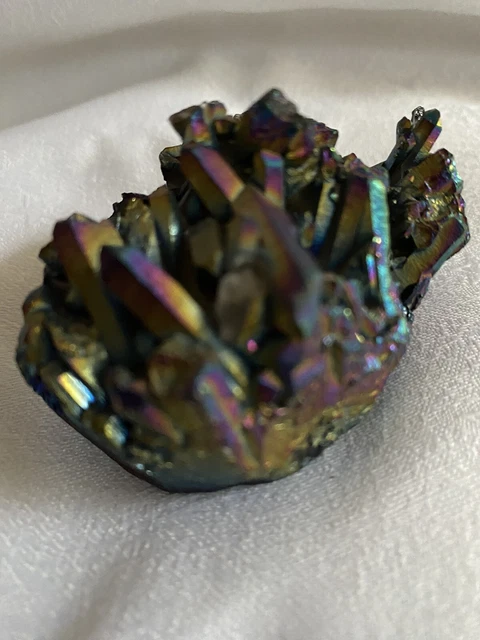 ~Bergkristall Stufe mit Titanium bedampft Regenbogen-Farben ~