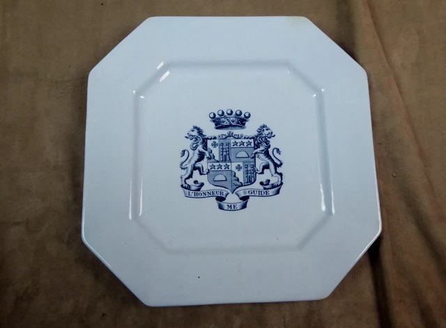 ASSIETTE en faïence terre de fer. Ancienne.