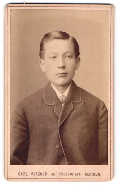 Fotografie Carl Metzner, Cottbus, Schlosskirchplatz 27b, Portrait Bursche im An