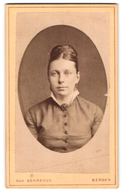 Fotografie Max Behrends, Bergen, junge Norwegerin Frau Archangelsk mit hochgest