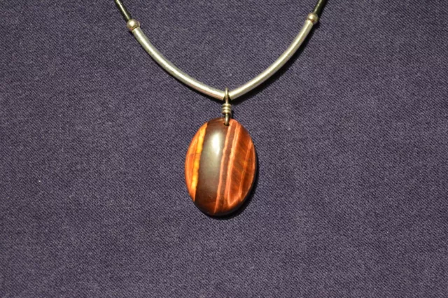 Collier avec cabochon en pierre naturelle d'Œil de tigre