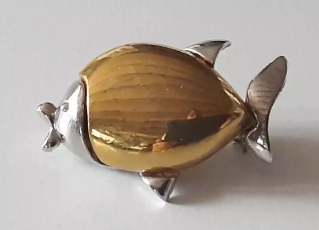 petite  broche rétro  couleur or et argent en forme de poisson   4561