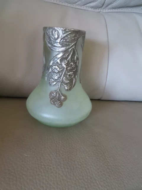 ancien vase art nouveau en verre monture étain en repoussé 15 cm de haut