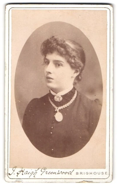 Fotografie J. Haigh Greenwood, Brighouse, Portrait bildschönes Fräulein mit Hal