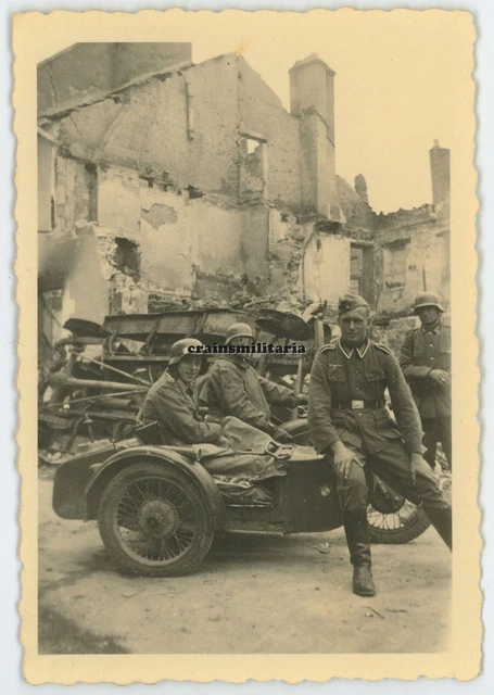 Orig. Foto BMW Kradmelder mit Motorrad in zerstörte Stadt in Frankreich 1940