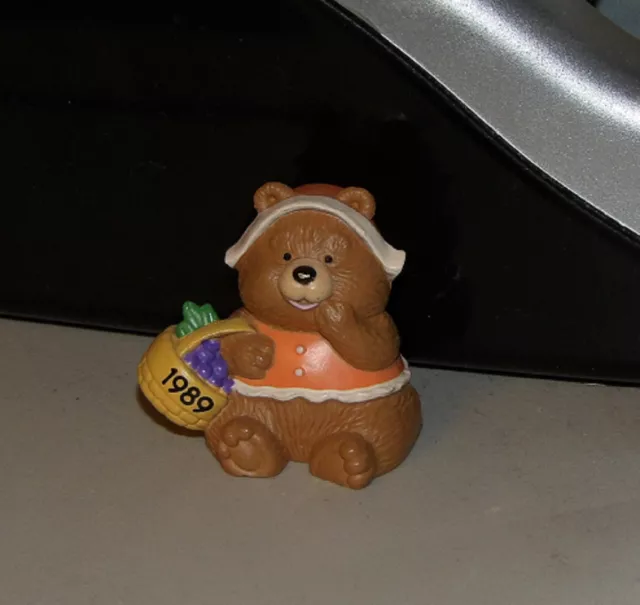 Hallmark 1989 Merry Miniature Thanksgiving Baby Girl Pilgrim Bear - No Box