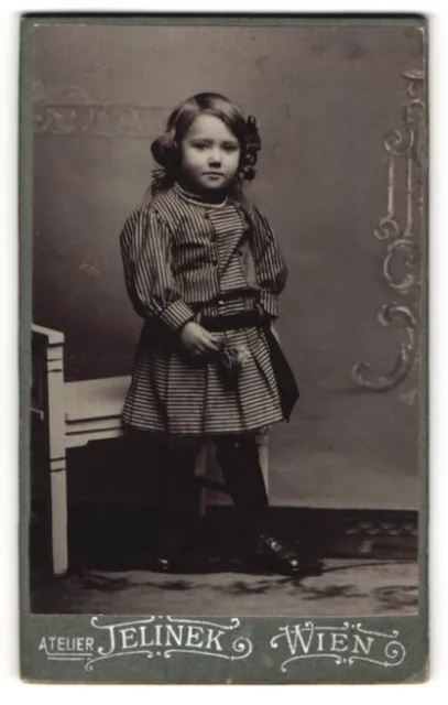 Fotografie Paul Jelinek, Wien, Portrait kleines Mädchen im gestreiften Kleid mi