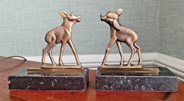 Biche en bronze sur socle en marbre | €45