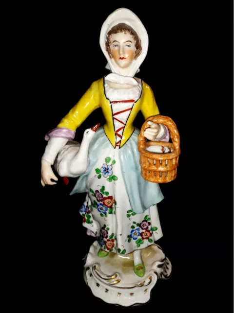 Statuette ancienne en porcelaine de Sitzendorf.Saxe.La vendeuse de volailles oie