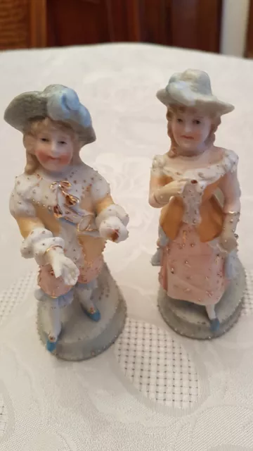 ancienne paire  de petits personnages en biscuit polychromes formant  bouquetier