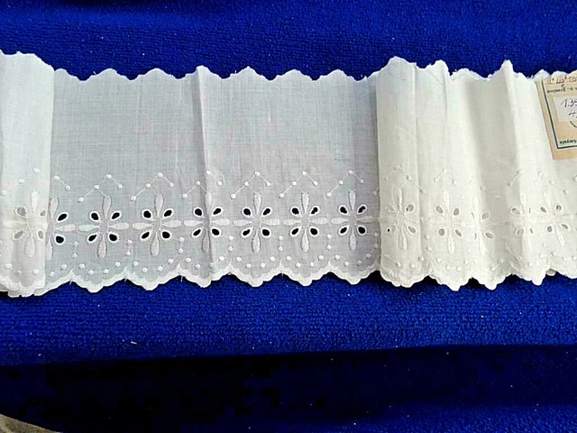 Ältere weiße Baumwolle Spitzenborte/Bordüre135x13cm, auch für Puppenkleider, neu