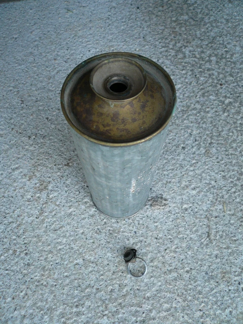 Ancienne Gourde Militaire En Métal – état D'usage, Rouille Et Bosses (pour Collection)