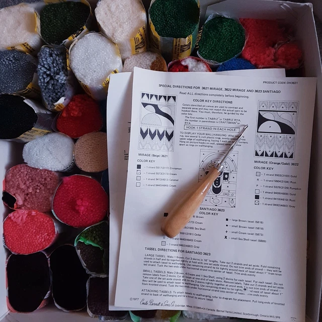 Enorme lote de paquetes de herramientas de gancho de pestillo vintage Bernat Plus instrucciones de herramienta de pestillo