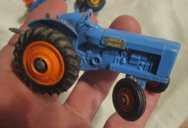 Tracteur Massey Harris et sa remorque dinky toys - Collection