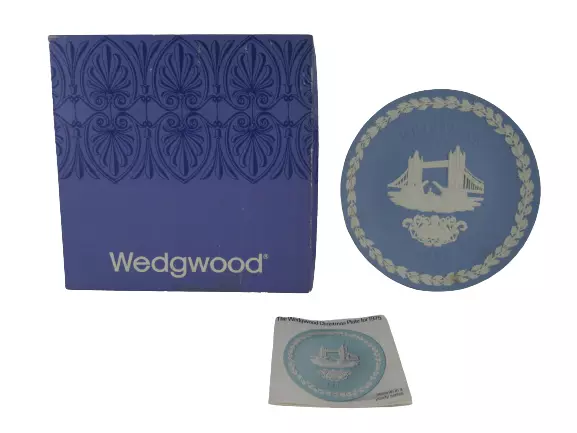Vintage 1975 Wedgwood Christmas Collector Plate in Original Box Tower Bridge