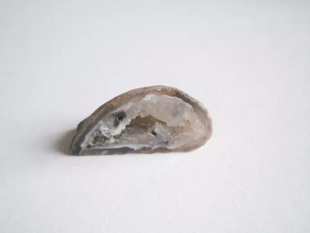 Kleine Achat Geode Geodenhälfte Druse 10,5 g / 3,5 x 1,7 x 1,5 cm