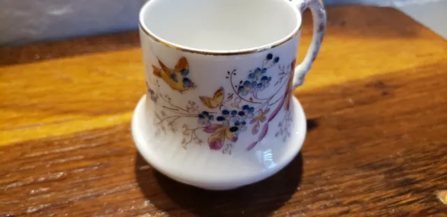 3 anciennes tasses à café en porcelaine  dites brulot décor floral et oiseaux