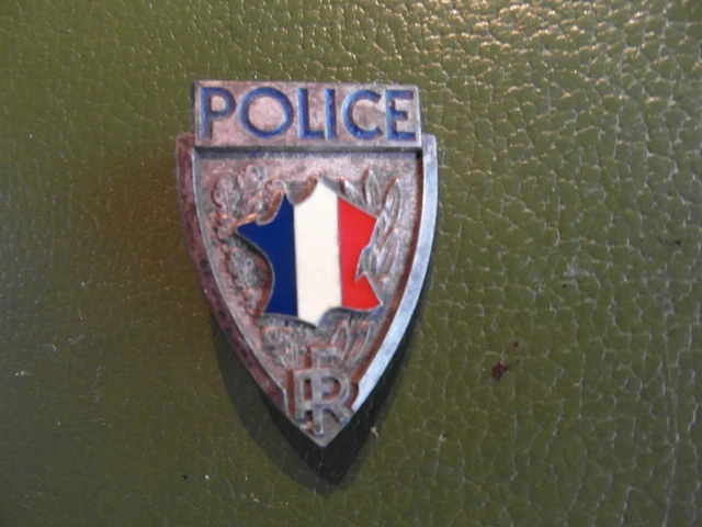 Police : Insigne de képi commissariat 3eme arrondissementde Paris