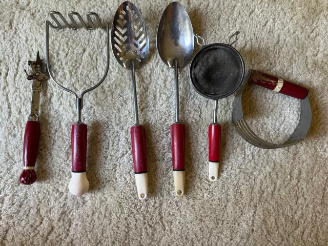 https://www.picclickimg.com/l90AAOSwZLJkdLbO/Vintage-red-handled-kitchen-utensils-set-of-6.webp
