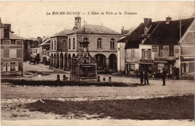 CPA La ROCHE-GUYON - L'Hotel de Ville et la Fontaine (380626)
