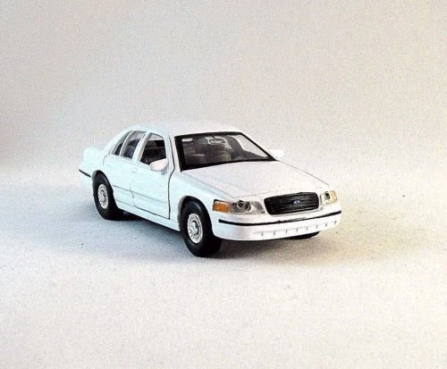 Ford 1999 Crown Victoria Police Format 1/24 Marque Welly 326 grammes En métal