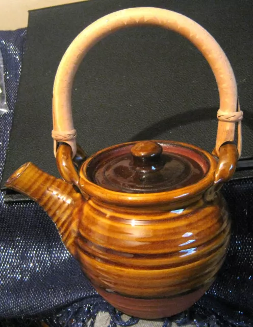 Fabulous teapot with a wonderful wooden/bamboo handle in brown unmarked