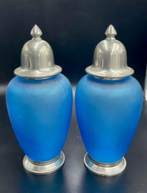 Paire de grands vases bleu couverts en verre givré et Étain de Paris forme ogive