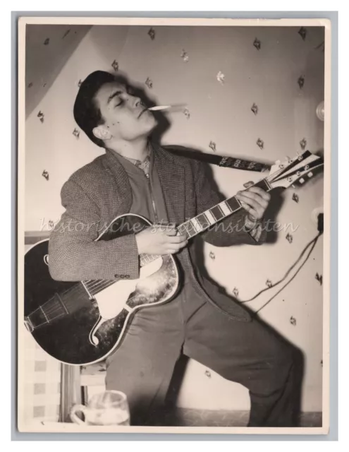 Junger Mann - Rock 'n' Roll Pose mit Gitarre und Zigarette - Tolles Foto 1950er