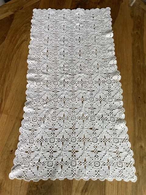 Chemin De Table Rectangulaire En Lin Blanc Brodé Main Motif Richelieu, Dimensions 40x80 Cm, Marque Les Collections De Crinolines Et Pomponettes