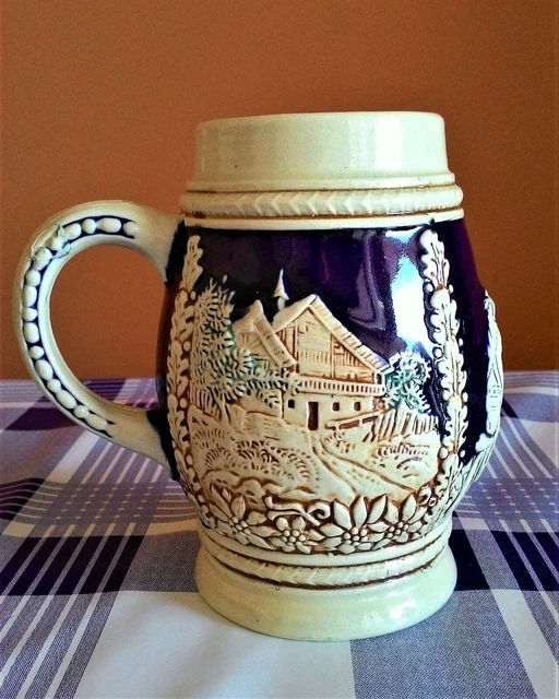 Antigua Jarra De Cerveza Alemana Con Dibujos En Relieve