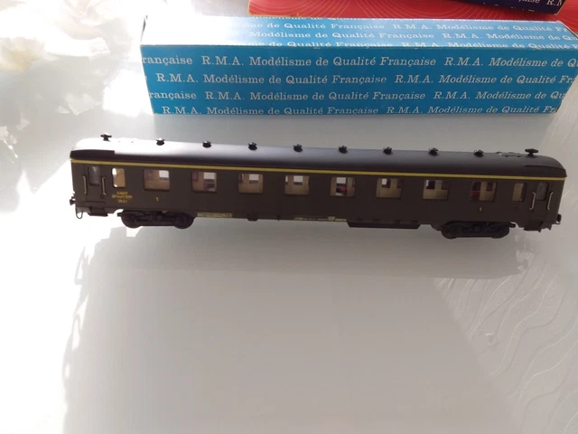 Voiture SNCF DEV UIC B10 2e Classe – RMA 410 Ho – Échelle HO – Verte – Occasion