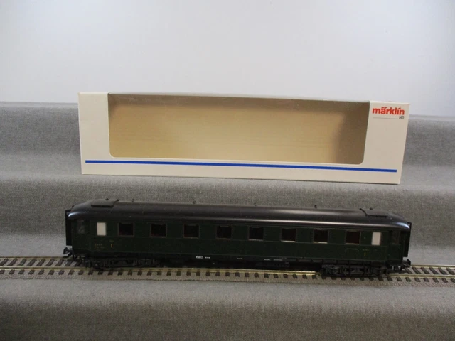 MÄRKLIN 4244, EILZUGWAGEN A8 MYFI DER SNCF 1 . KLASSE, dunkelgrün, AC