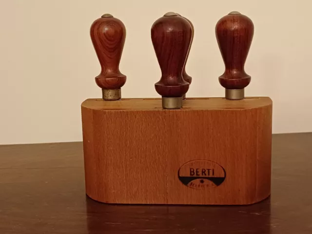 set coltelli formaggio come nuovo  con ceppo in legno Berti Scaperia