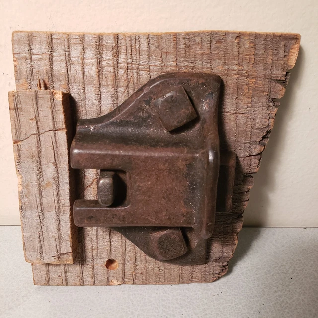Antique Cast Iron old Farm Door Handle Pull Heavy Duty Cast Iron Salvage + Lock 10
