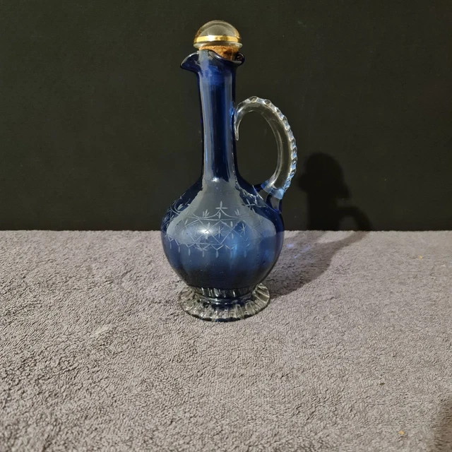Ancienne carafe en verre bleu à décor gravé - XXe