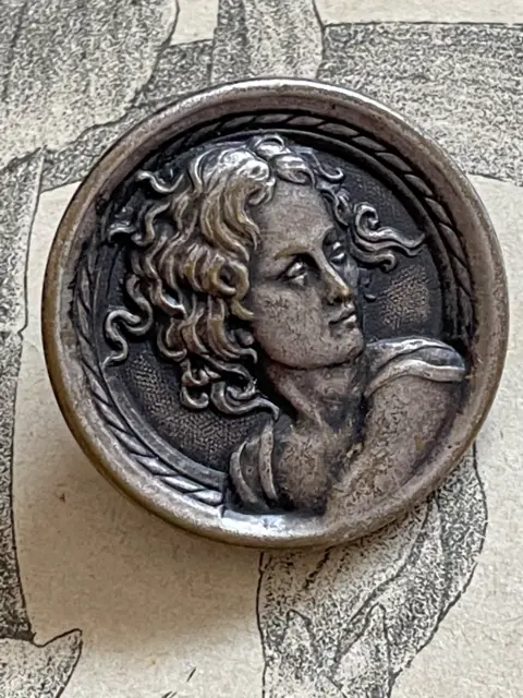 Ancien Bouton en métal argenté - portrait de femme  - collection
