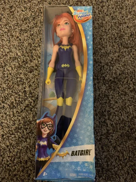 バービーBarbie as BatGirl: 11.5%ﾀﾞﾌﾞﾙｸｫｰﾃ% Collectible Doll with Stand and  Character Logo from DC Comics Super Friends 輸入品 B5835：ムジカ＆フェリーチェ 激安取寄 