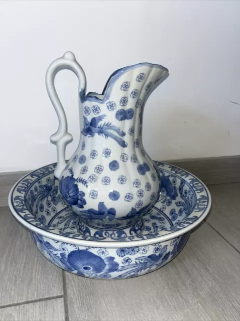 Joli Nécessaire De Toilette En Faience "Bleu Blanc" -