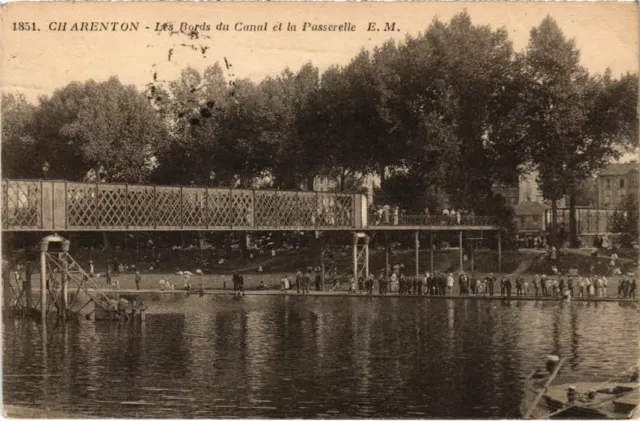 CPA Charenton Les Bords du Canal et la Passerelle FRANCE (1339023)