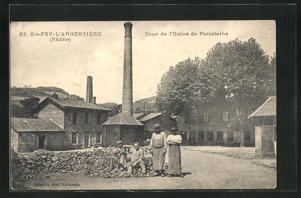 CPA Sainte-Foy-l'Argentiere, Courtyard of the Porcelain Factory