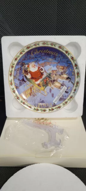 Avon Fine Collectibles "Coming To Town" 2003 Christmas Decorative Plate NEW