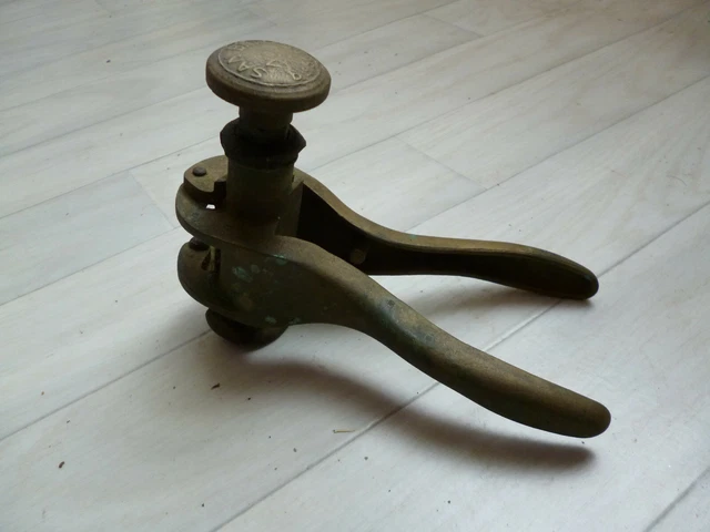 Bouche Bouteille Bronze SANBRI N°1 SGDG - Ancien 1920-1949 - Doré