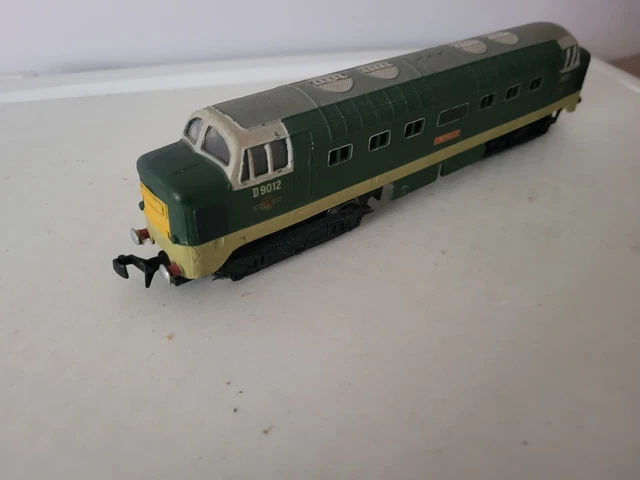 HORNBY DUBLO 2234 Class 55 Deltic D9012 'Crepello' in BR Green OO Gauge - N44