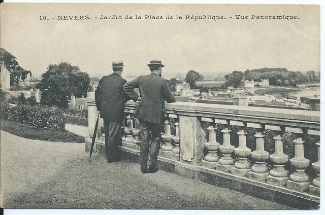 CPA 58 - NEVERS -  jardin de la Place de la république - Vue Panoramique