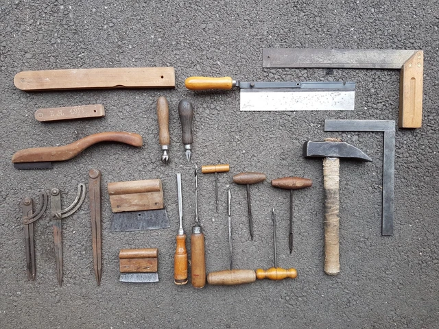 Lot ancien outil menuisier scie fausse équerre vrille compas marteau ciseau bois